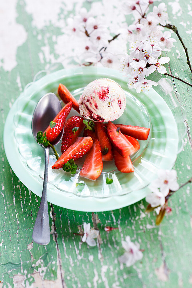 Erdbeer-Joghurteis mit Pistazien dazu Erdbeersalat mit Minze