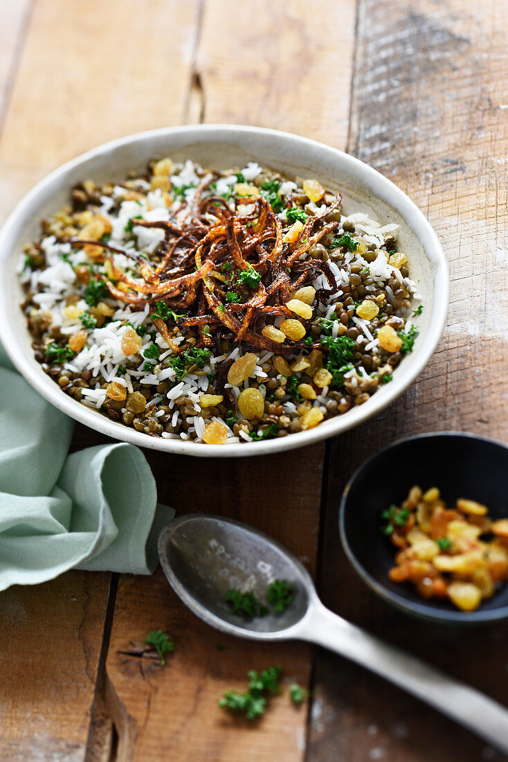 Lentils and rice with fried onions and raisins