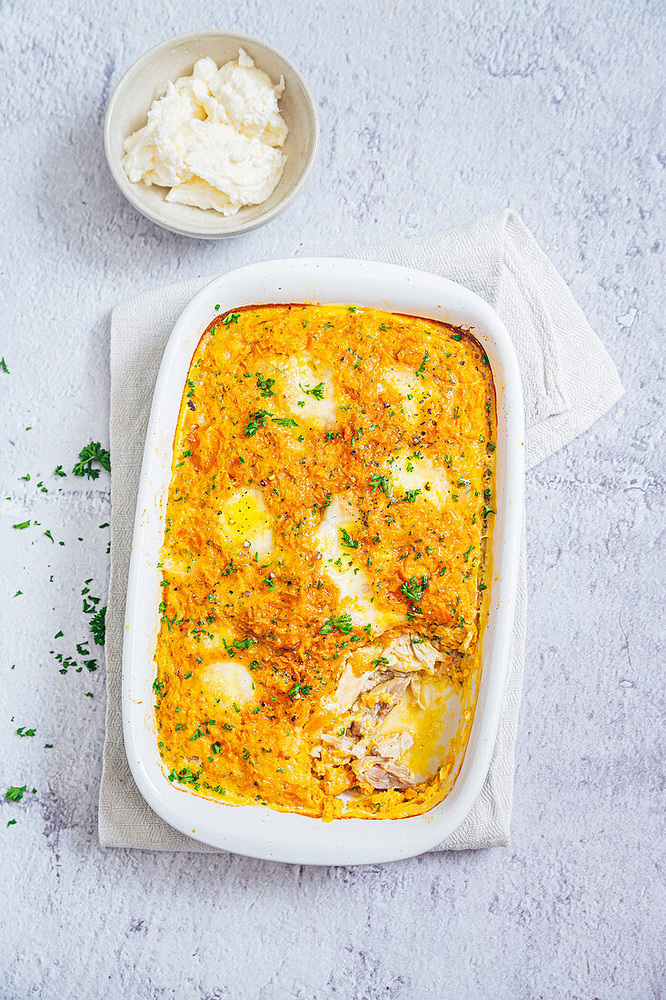 Hühnchen in Brühe gekocht und mit Karottenpüree überbacken