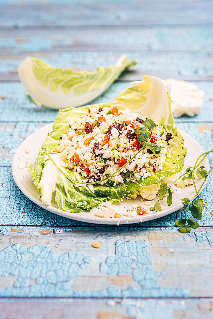 Blumenkohl-Tabouleh mit Gurken, Tomaten, Paprika, Rosinen und Koriander