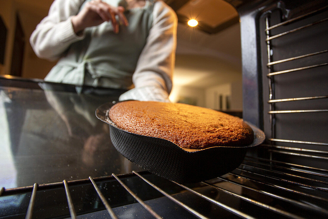 Gebackener Kuchen wird aus dem Backofen genommen