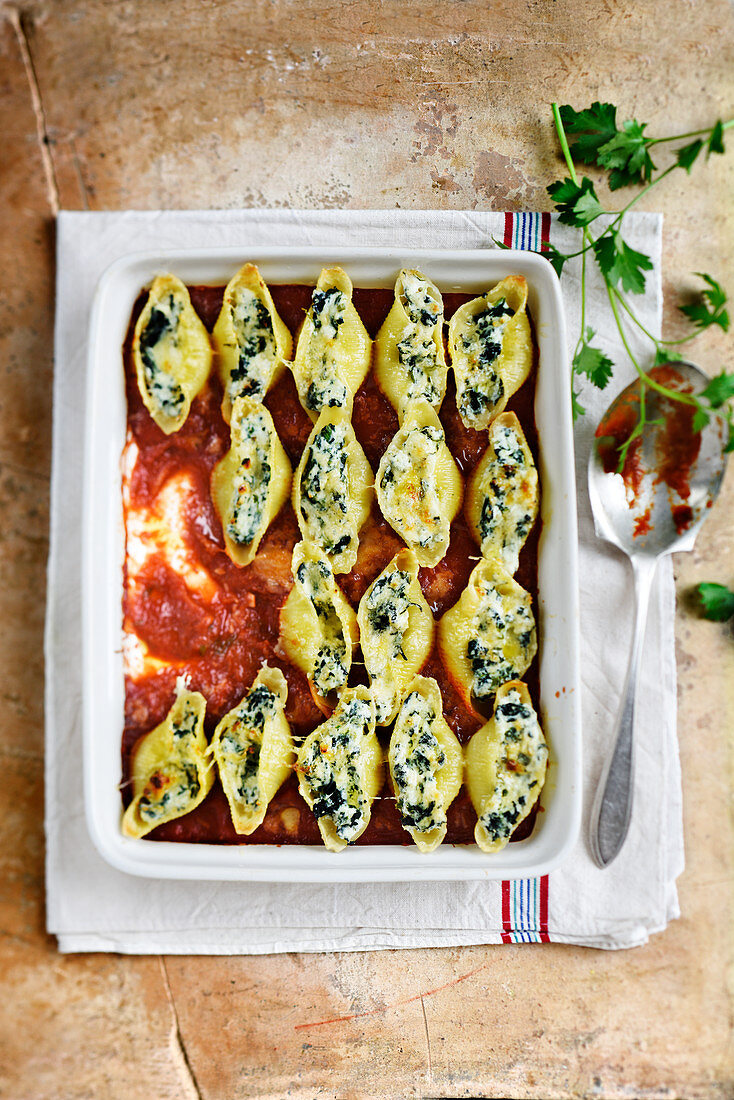 Conchiglioni gefüllt mit Spinat, Ricotta, Parmesan und Tomatensauce