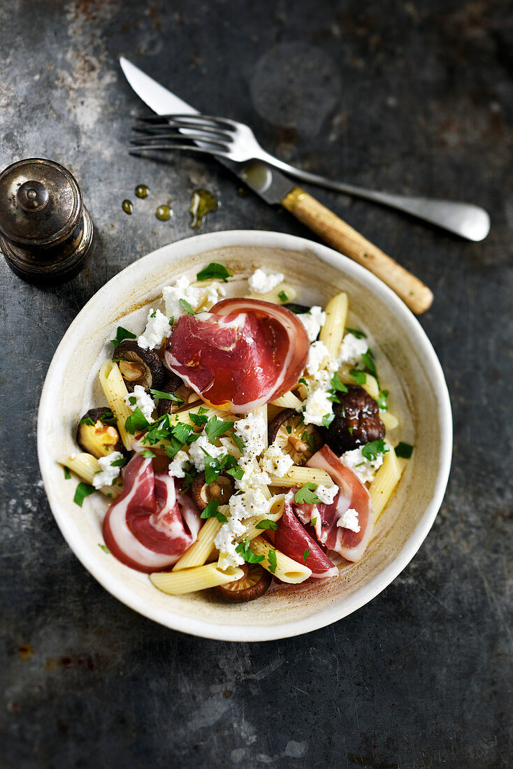 Penne mit Shiitake, Coppa und Ricotta