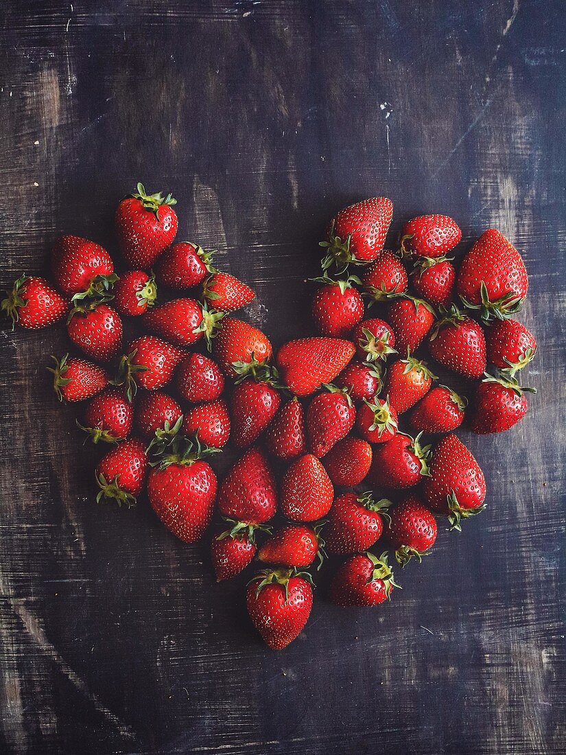 Herz aus Erdbeeren gelegt