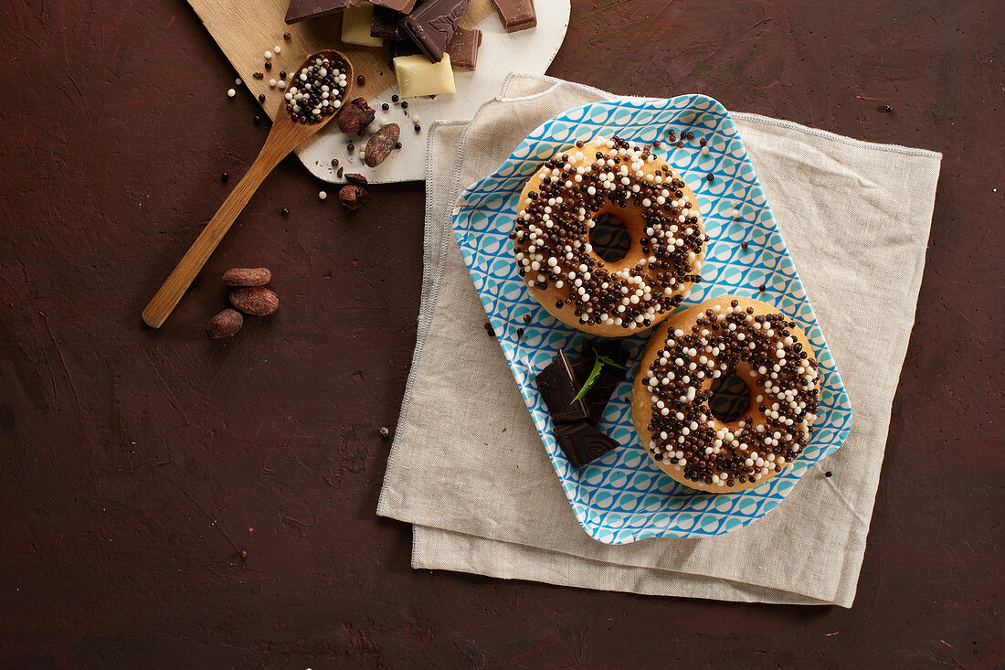 Chocolate Chip Donuts verziert mit Schokokügelchen