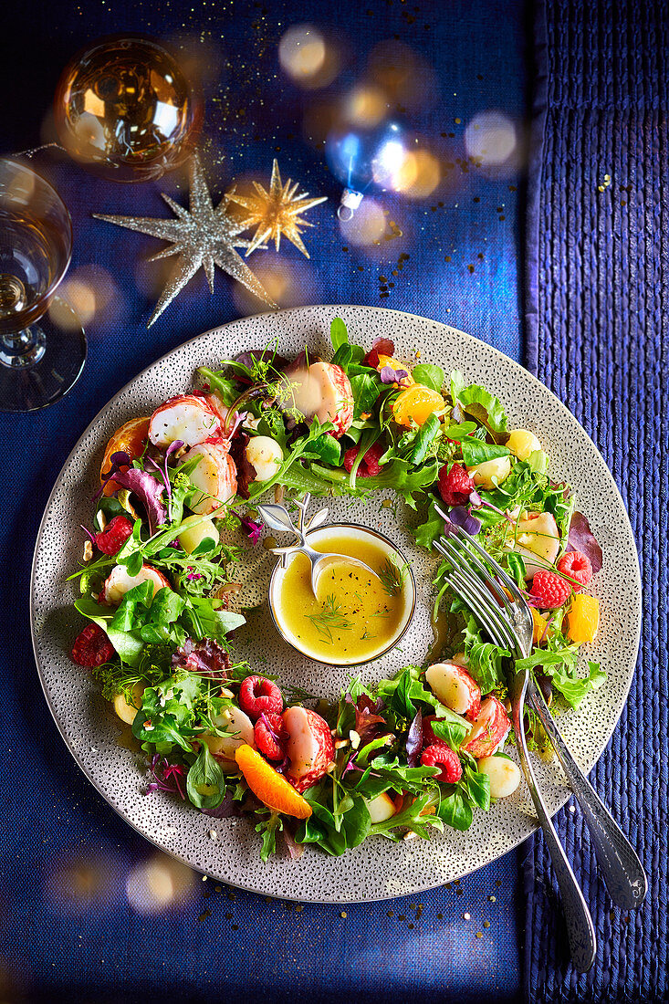 Kranzförmiger Salat mit Hummer und Früchten (Weihnachten)