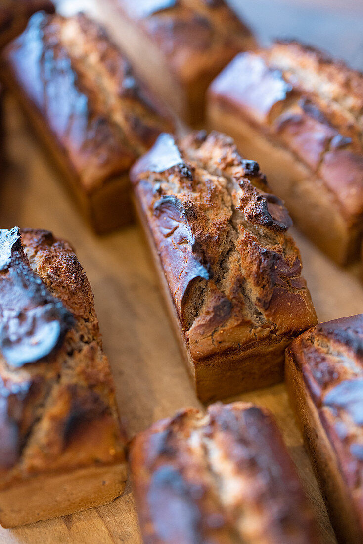 Mehrere frisch gebackene Artisan-Brote auf Holzbrett