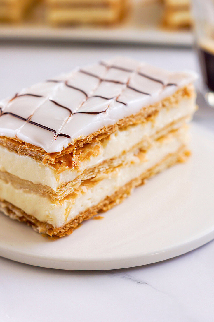 Mille-Feuille mit Sahnefüllung und Zuckerglasur