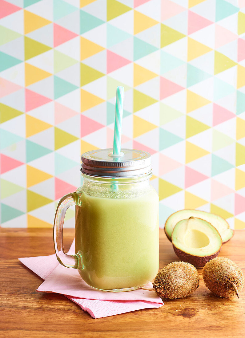 Detox-Saft mit Kiwi und Avocado