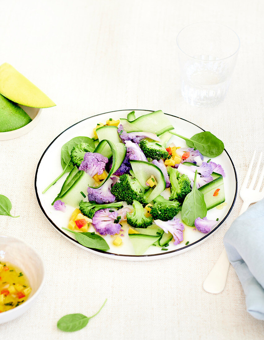 Leichter Salat aus Brokkoli, Zucchini und Mango