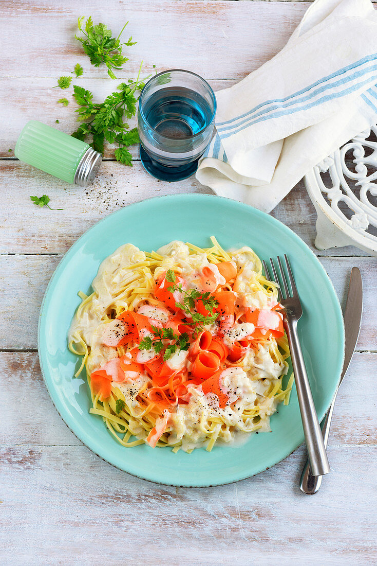 Fettuccini mit Karottenstreifen, Sahne und Brie