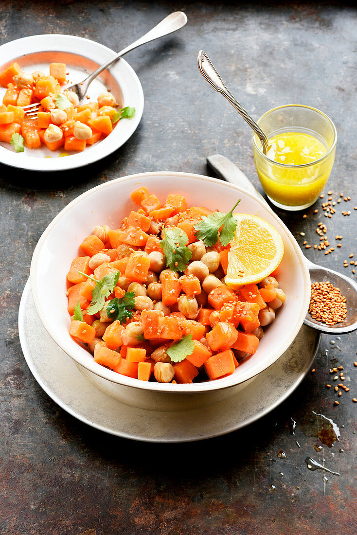 Süßkartoffelsalat mit Kichererbsen und Senf-Honig-Sauce