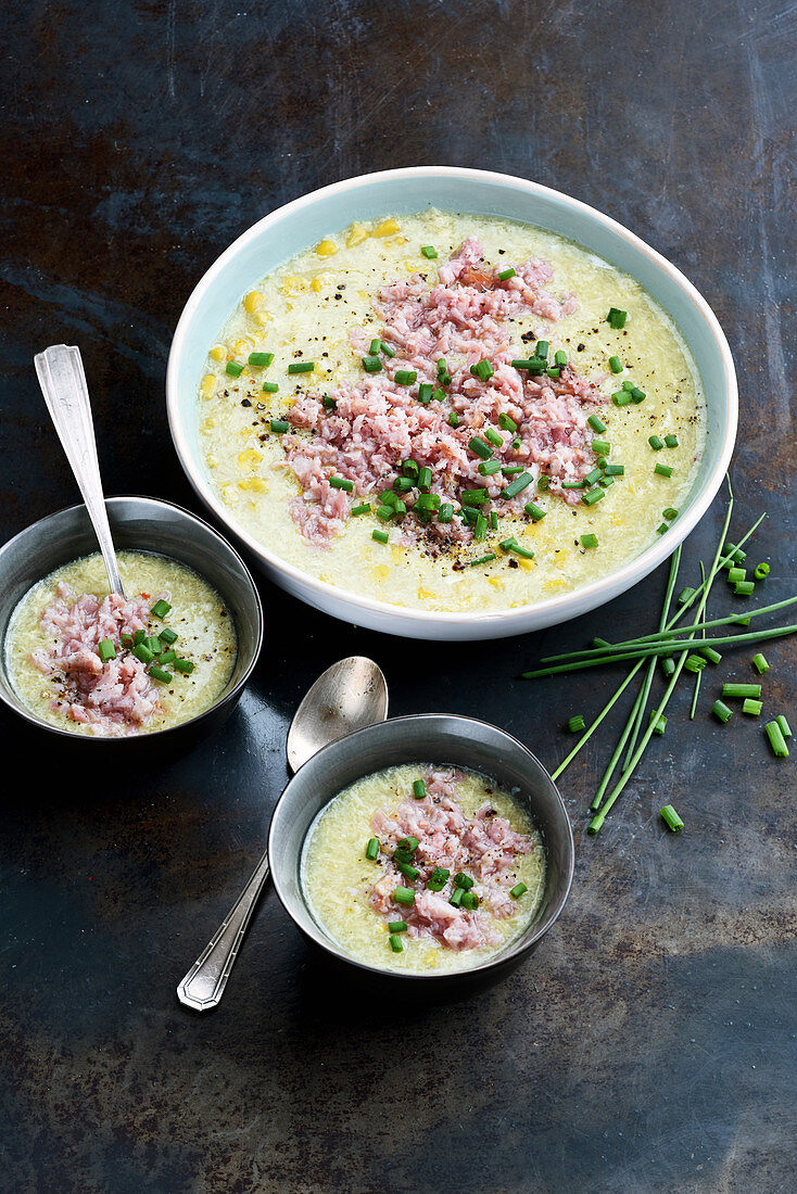 Maissuppe mit Eiern, Schinken und Schnittlauch