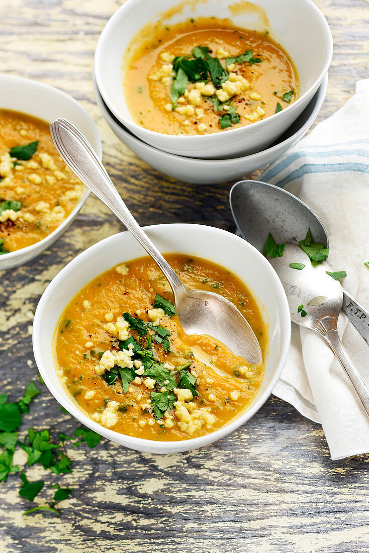 Kürbiscremesuppe mit Apfel und Comté