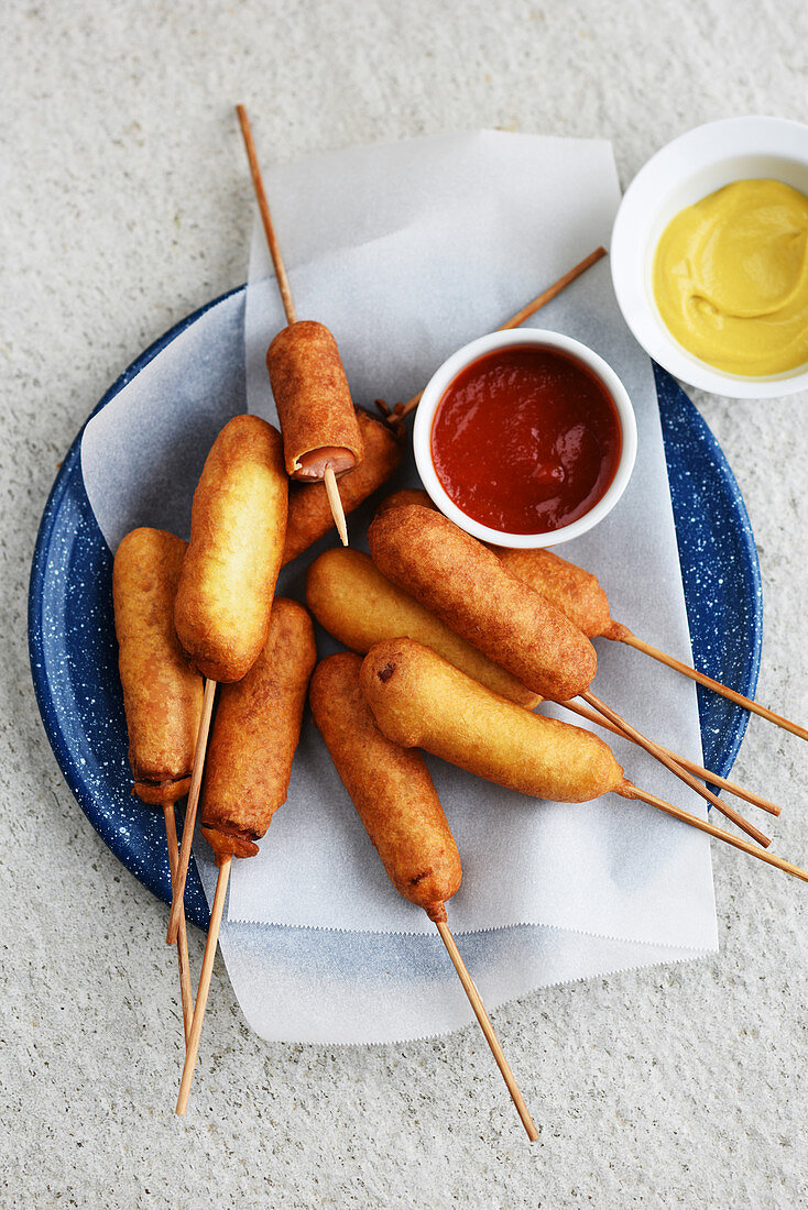 Corn Dogs mit Ketchup und Senf