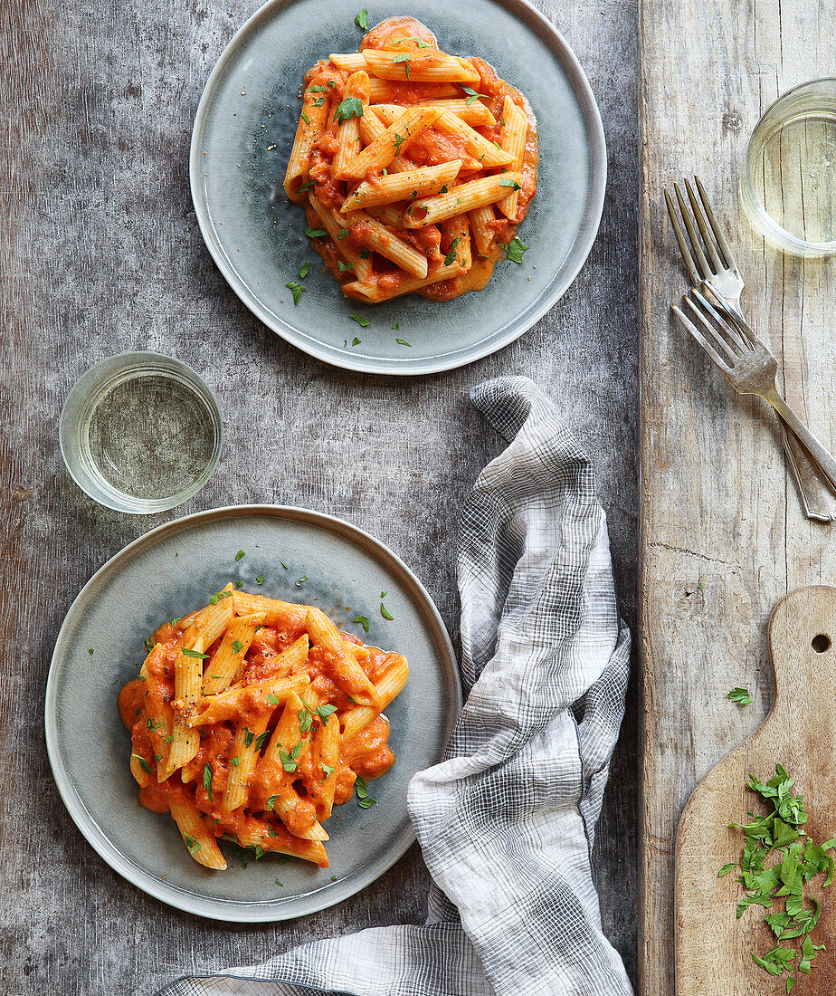 Penne mit cremiger Wodkasauce