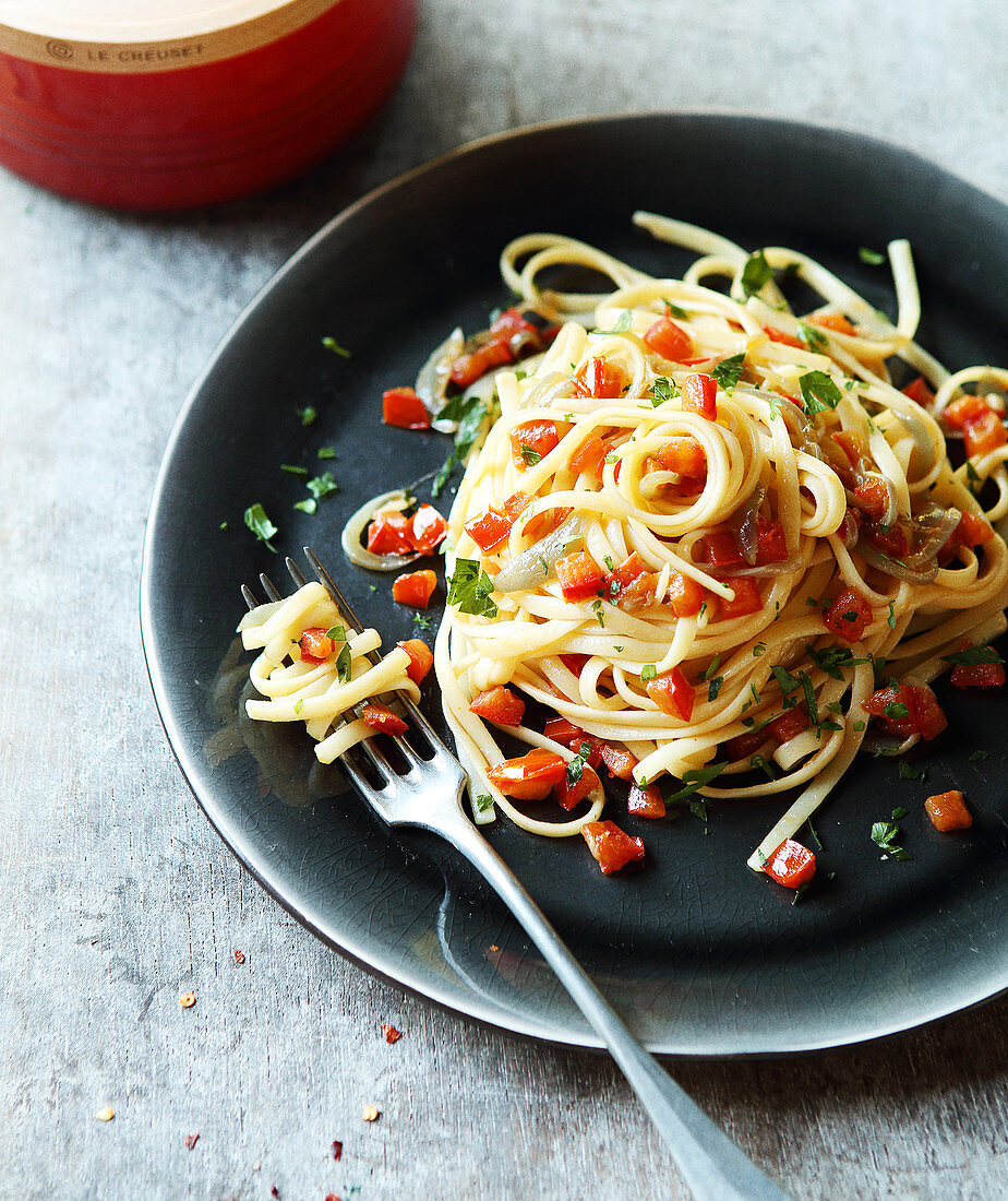 Linguinis in sauce with diced shrimps