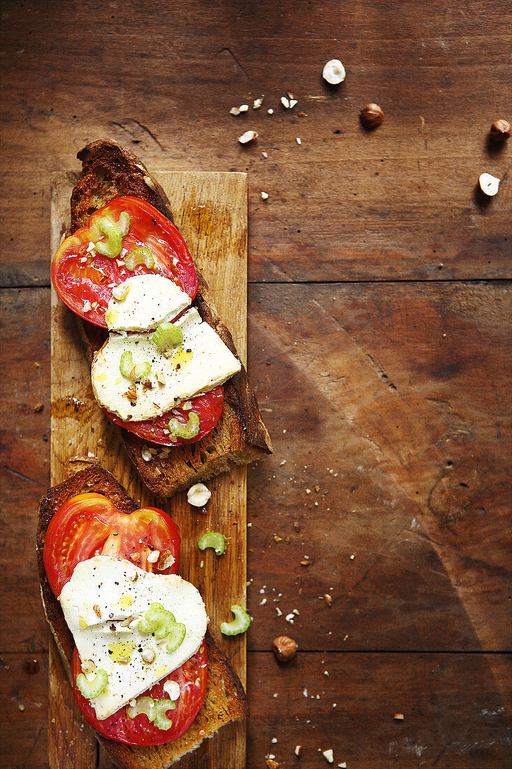 Tomato,goat's cheese and hazelnuts un toast