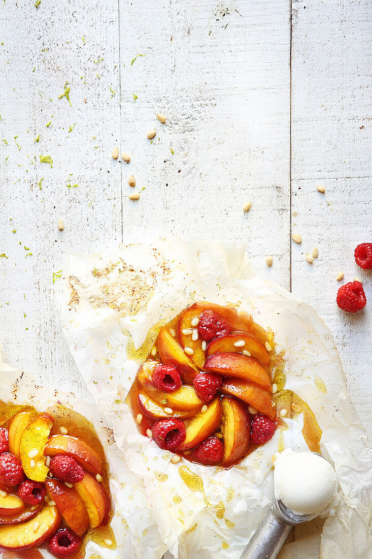 Nektarinen und Himbeeren en Papillote