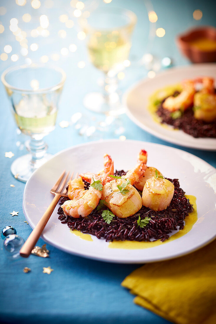 Scallops and gambas with black rice