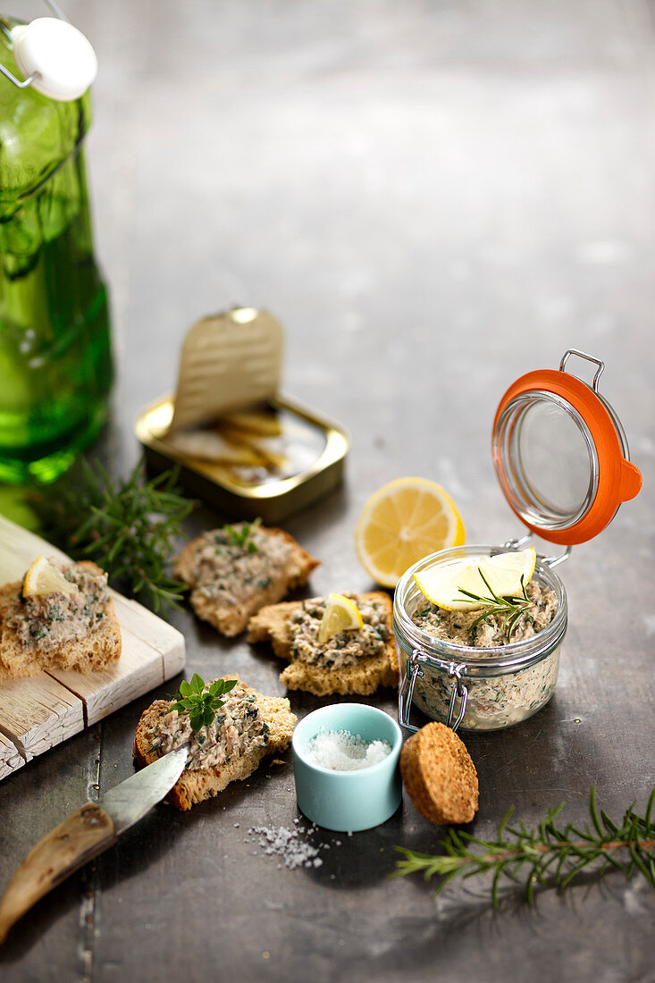 Sardinen-Rillette im Bügelglas und auf Brot