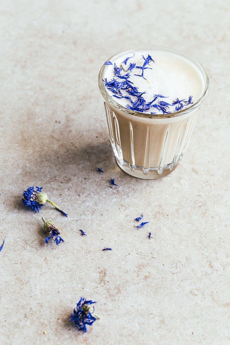 Tee Latte mit Kornblumenblüten