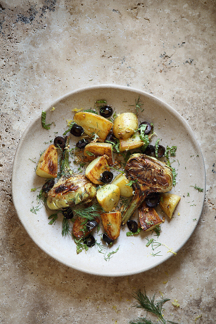 Gegrillte Artischocken und Kartoffeln mit schwarzen Oliven