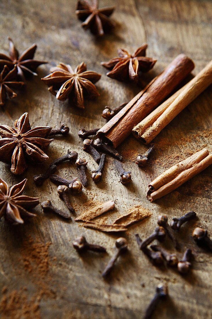 Composition of spices, cinnamon, star anise and cloves