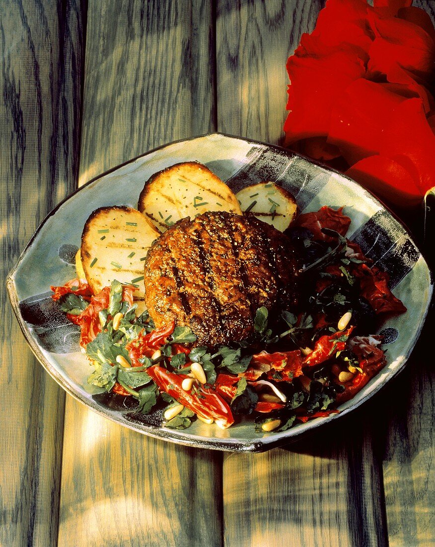 Gegrillte Lammfrikadelle & Kartoffeln mit gemischtem Salat