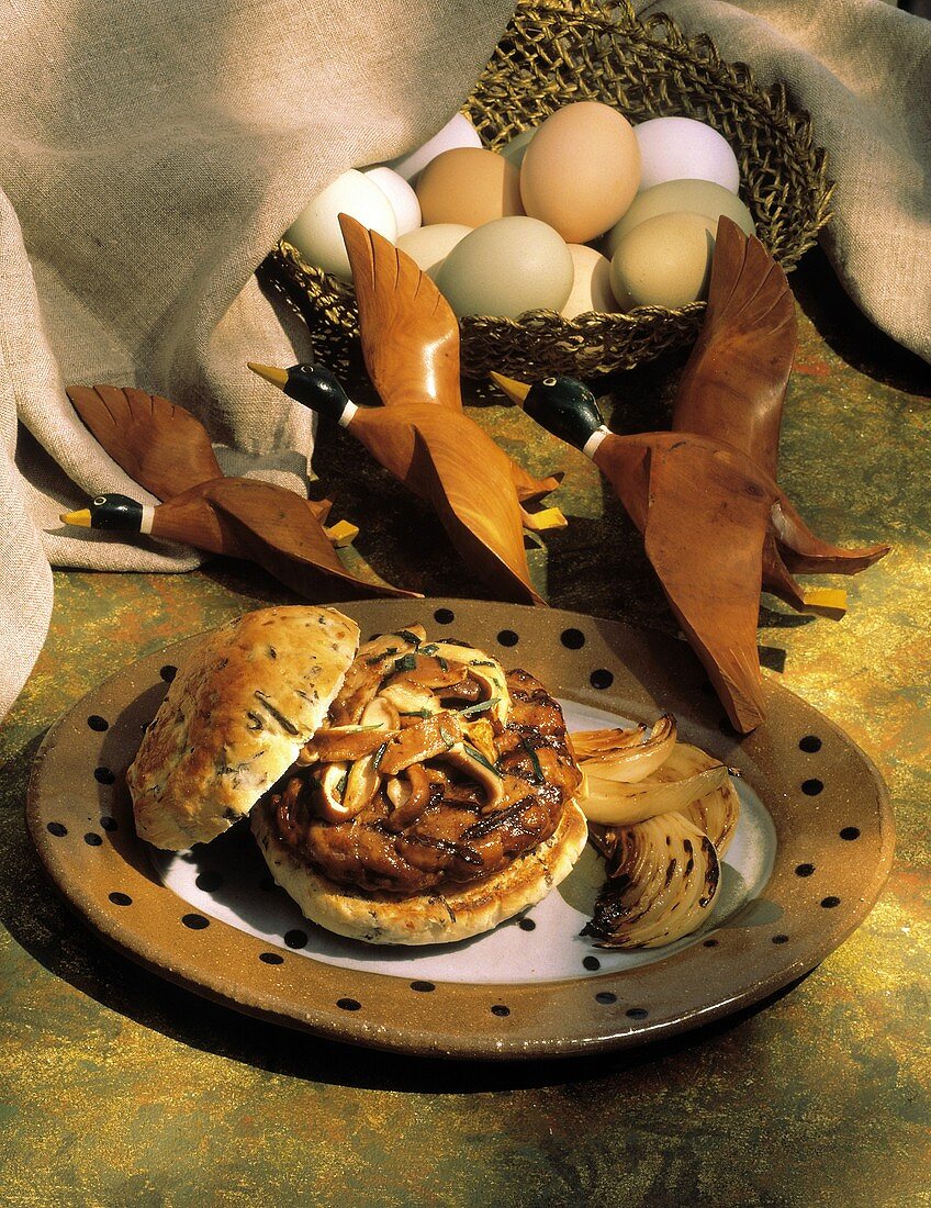 Enten-Burger mit Pilzen, Kräutern & gegrillten Zwiebeln