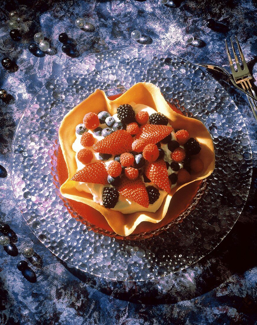 Frische Beeren auf Mascarponecreme in Hippenschale