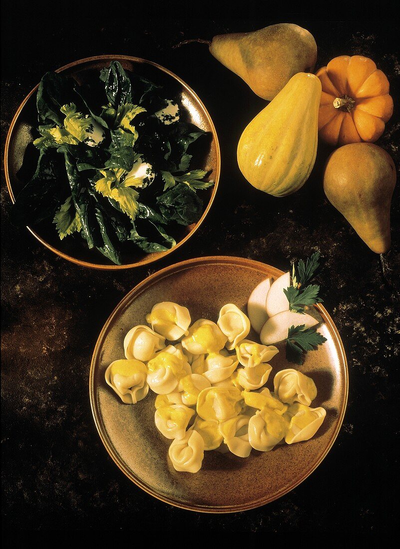 Tortellini mit Kürbisfüllung & Currysauce & Spinatsalat