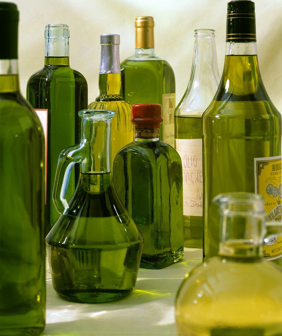 Verschiedene Olivenölflaschen