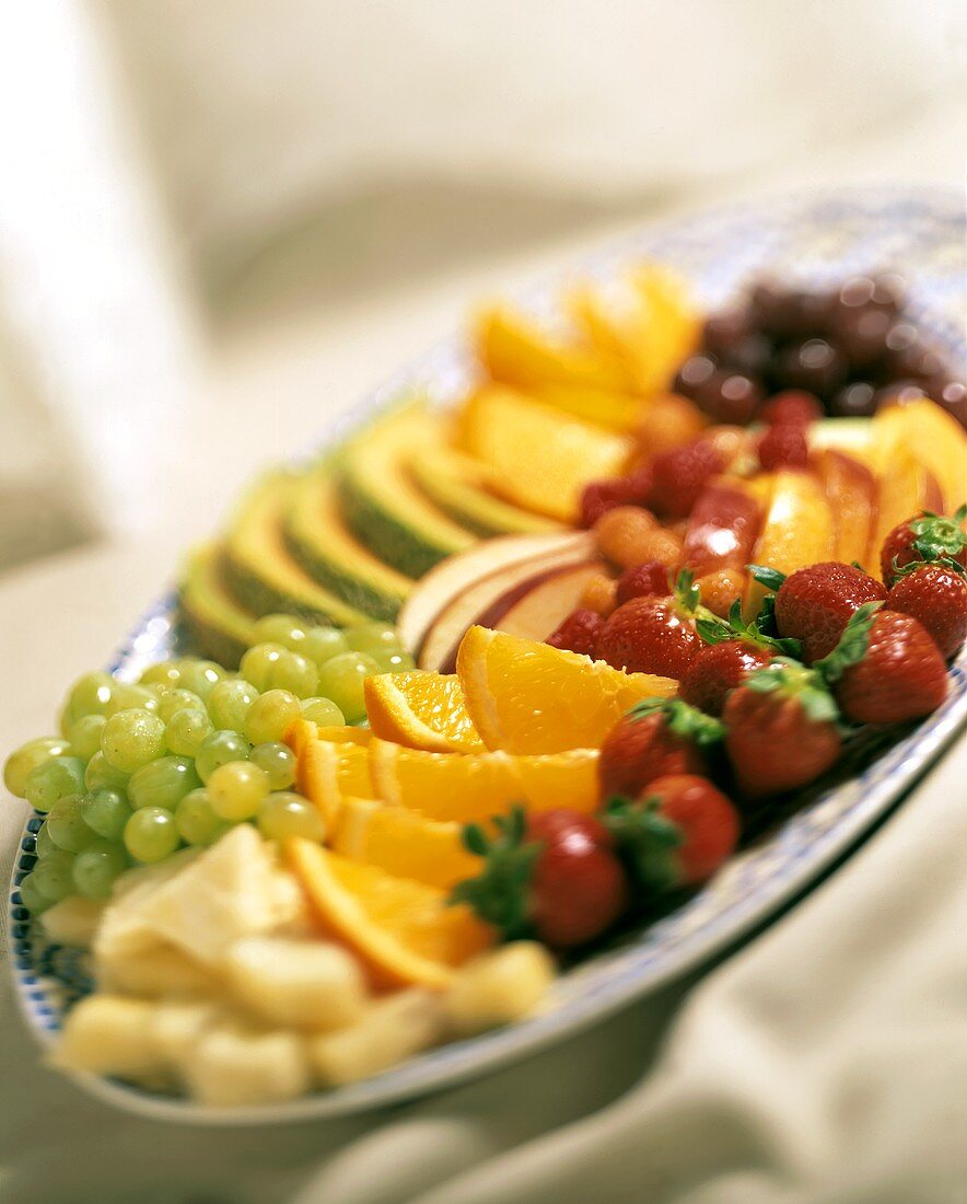 Frische Früchte, verschiedene Sorten, auf einer Platte