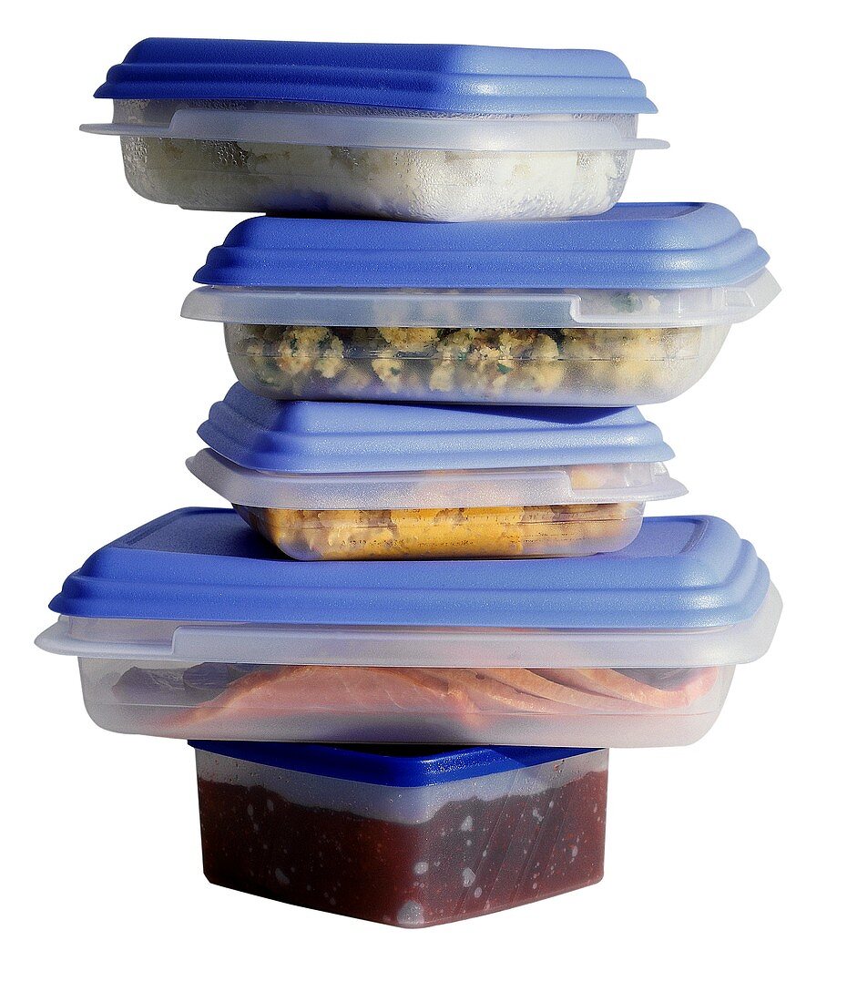 Aufgestapelte Tupperwarebehälter mit verschiedenen Gerichten