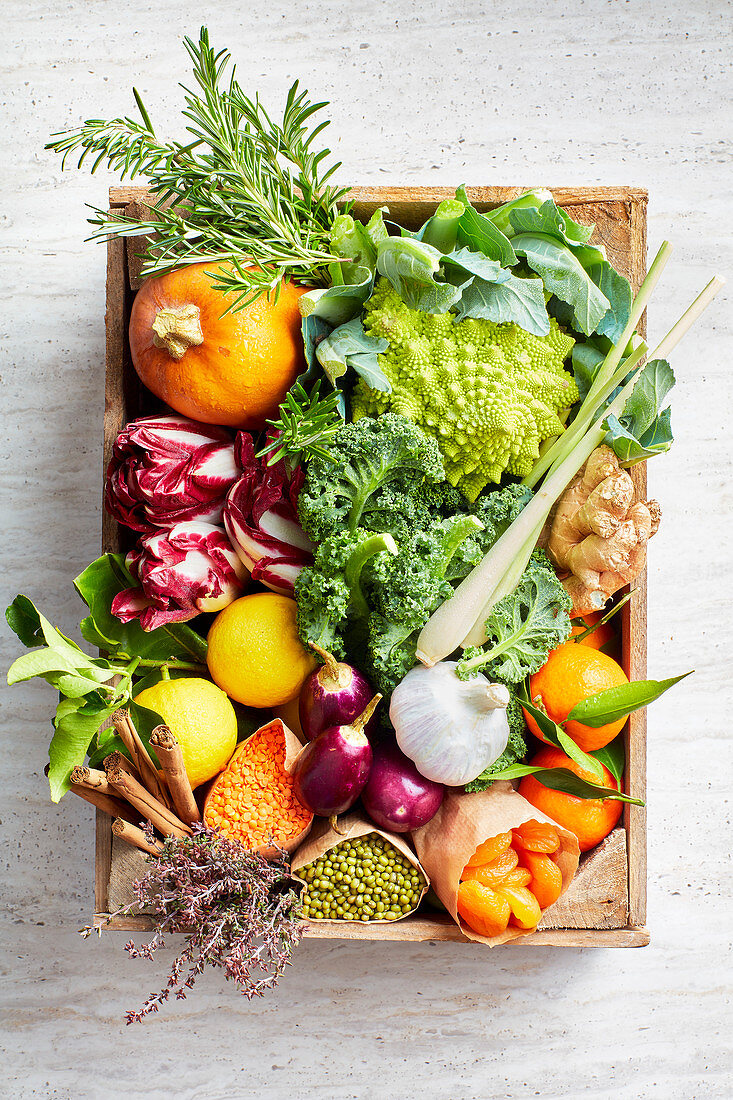 Kiste mit winterlichem Obst und Gemüse