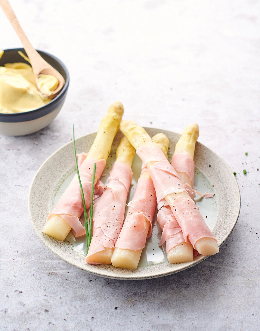 Asparagus with white ham