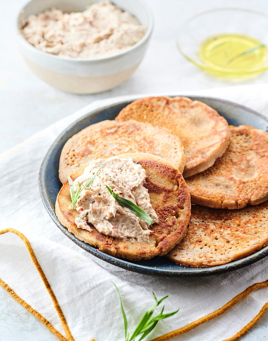 Buchweizenmehl-Blinis mit Sardinen-Rillettes (Bretagne, Frankreich)