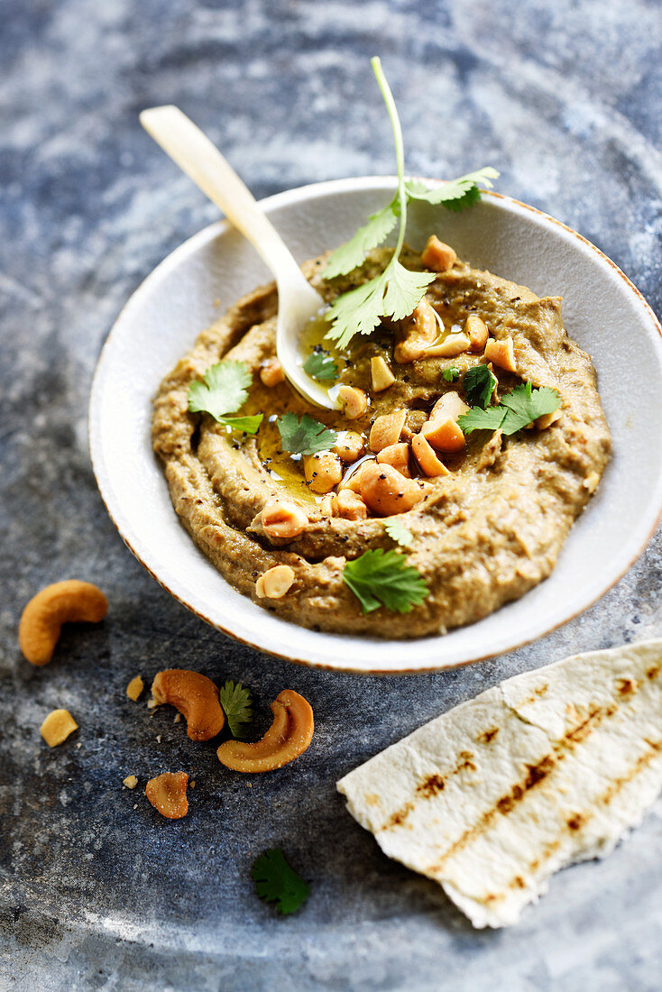 Auberginen-Hummus mit Cashewkernen und Koriander