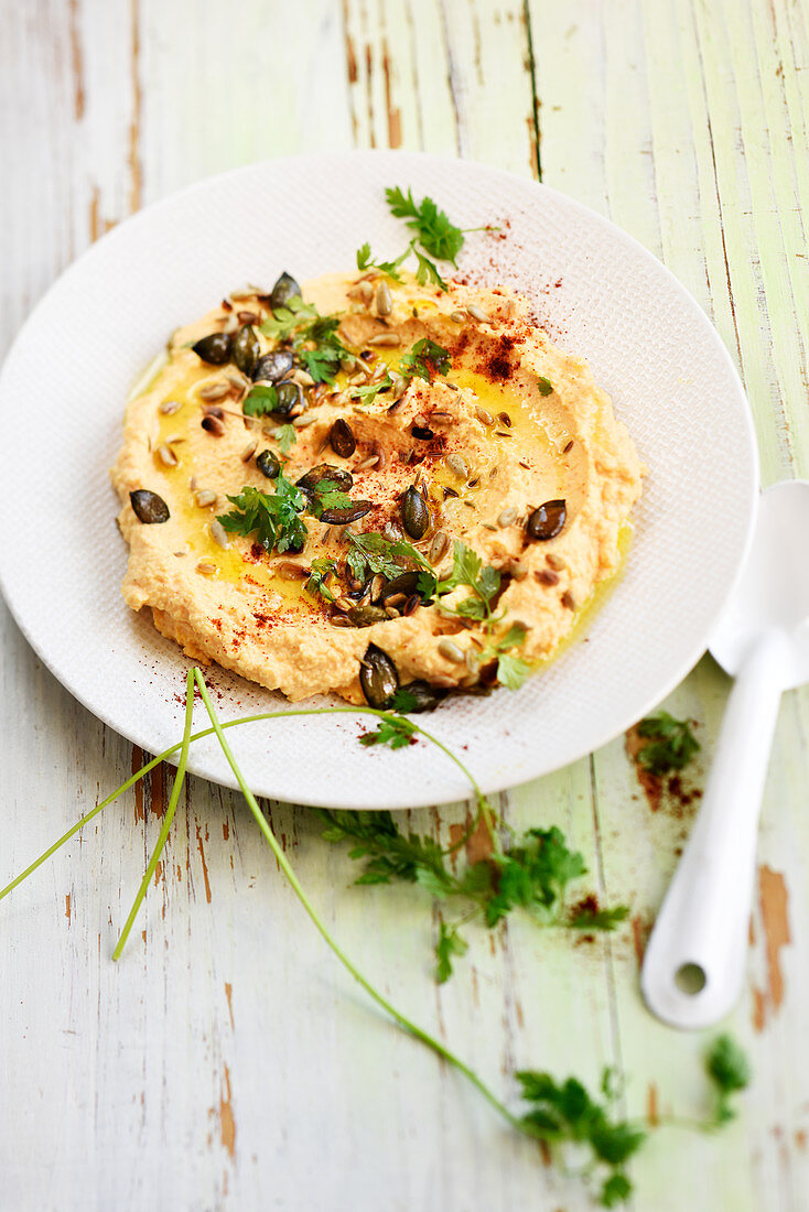 Butternuss-Hummus mit Kokoscreme und gerösteten Kürbiskernen