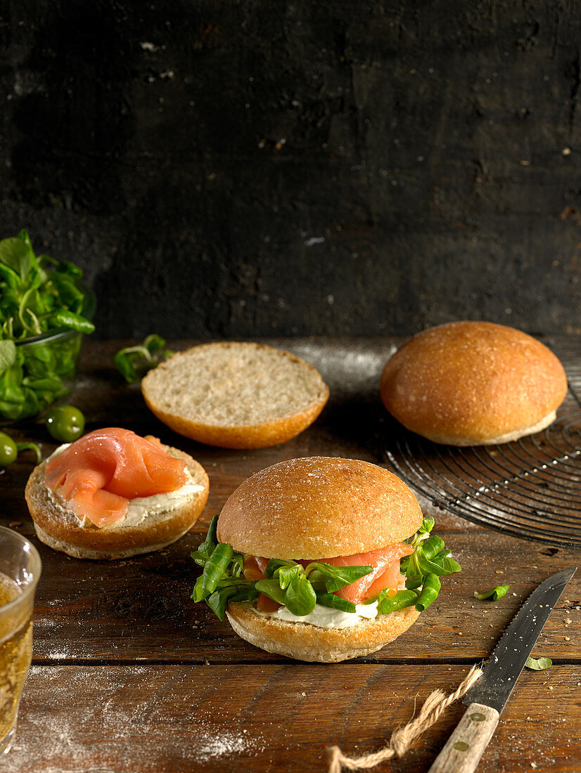 Mini-Sandwiches Viennois mit Lachs und Feldsalat