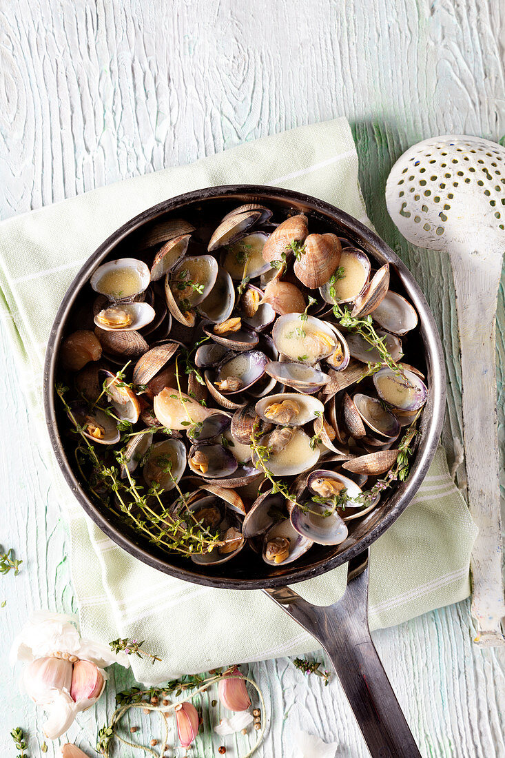 Cooking pot of clams with thyme