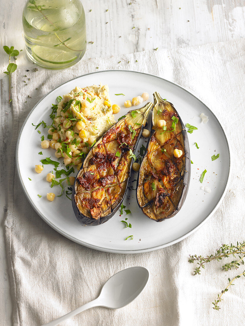 Gegrillte Aubergine mit Kichererbsenpüree