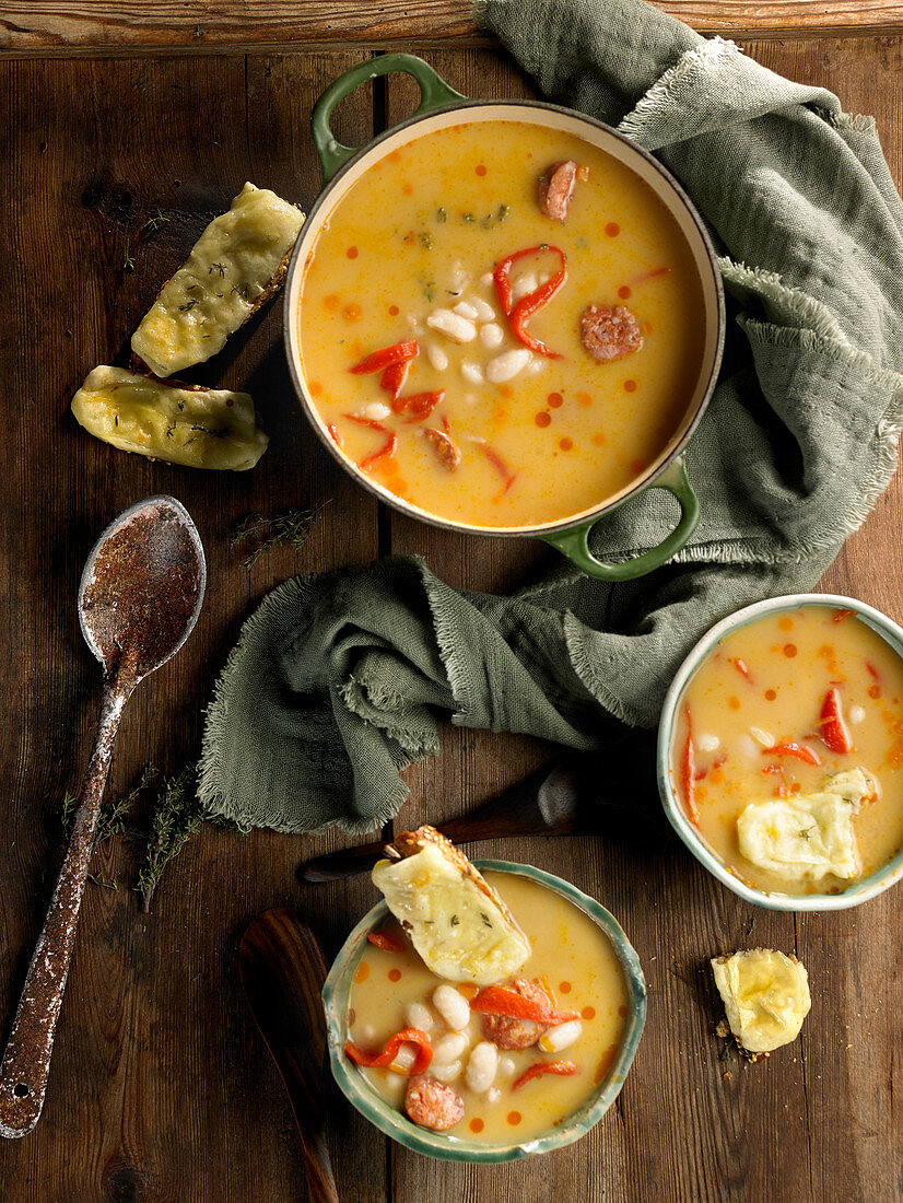 Suppe auf Pot-au-feu-Art mit Chorizo und Bohnen