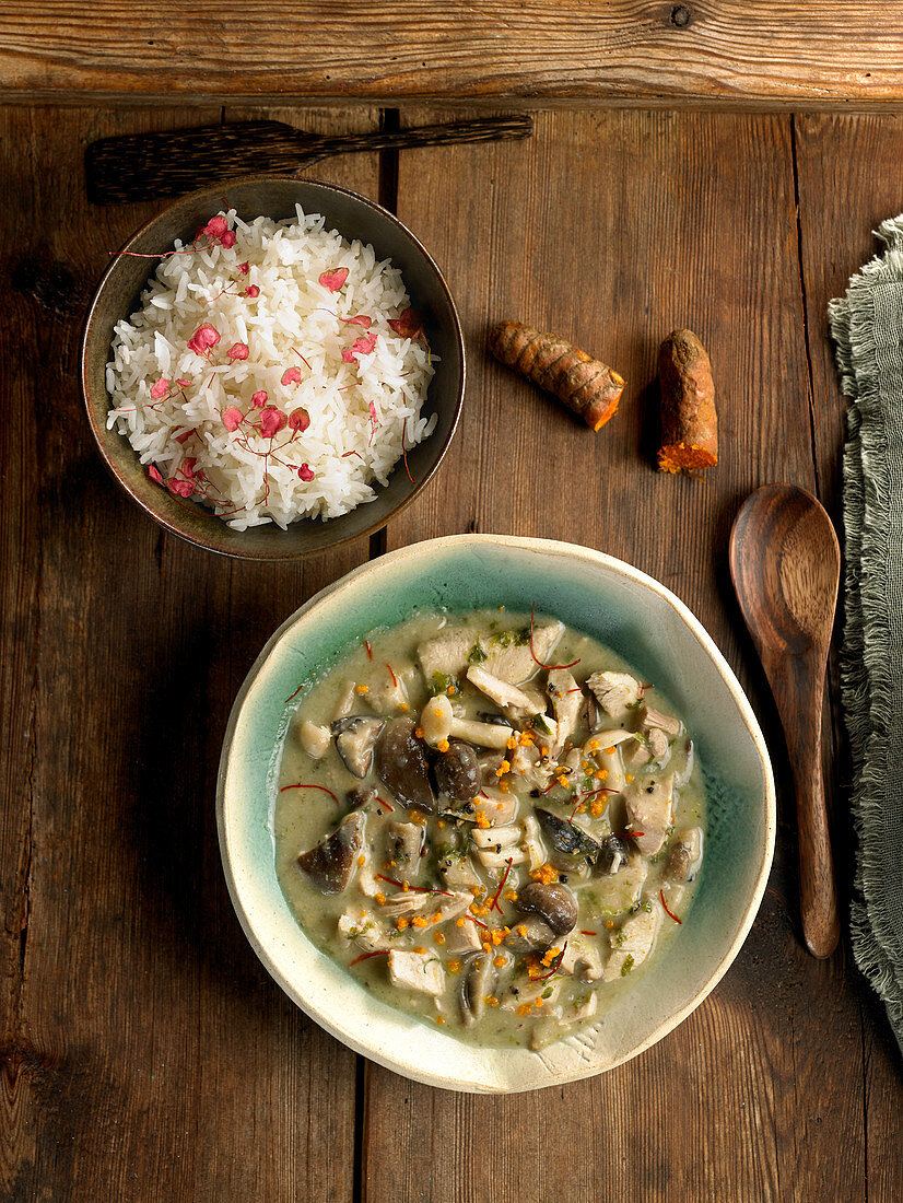 Cremiges Putenragout mit Blumenkohl, Champignons und Kurkuma dazu Reis