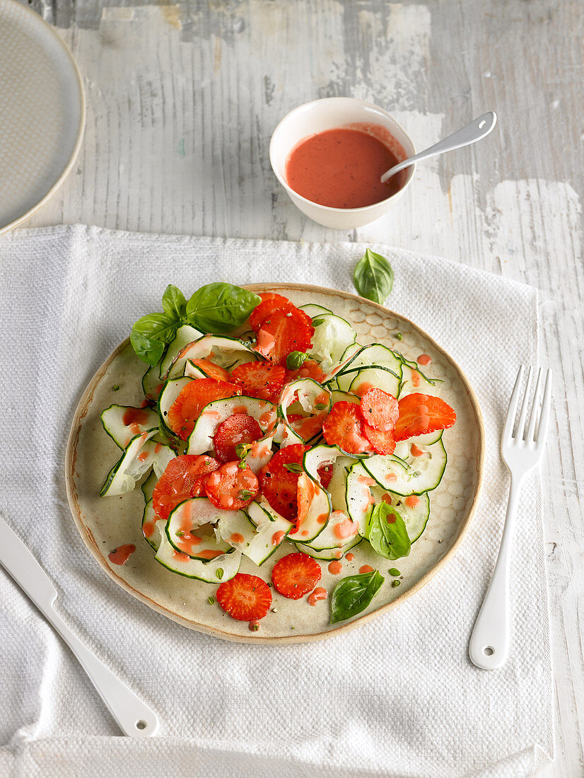 Erdbeer-Gurkensalat mit Erdbeer-Vinaigrette