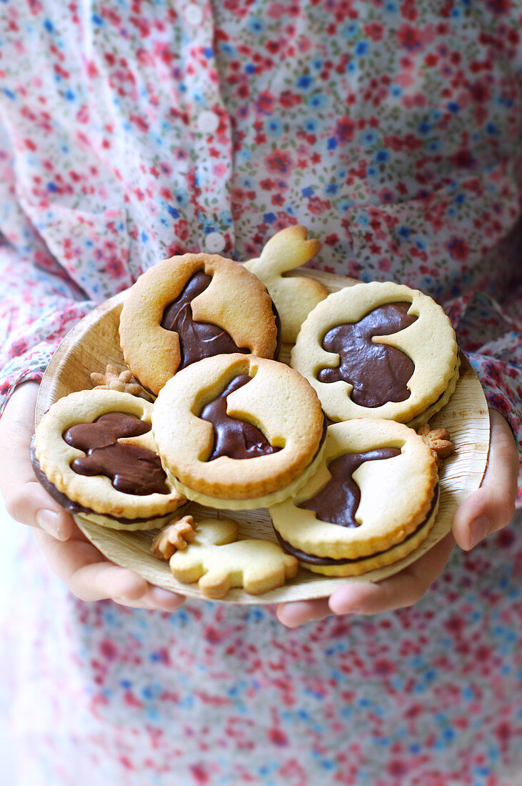 Osterplätzchen mit Schokoladenfüllung