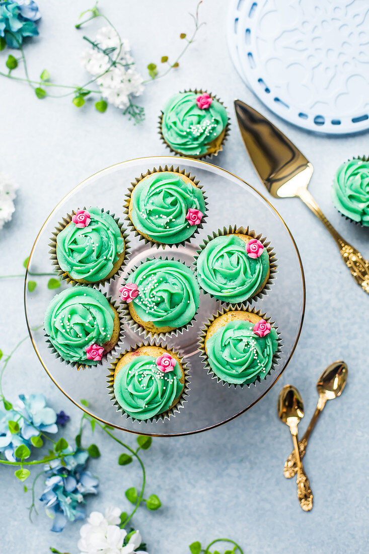 Cupcakes mit Pistazien-Frosting und Zuckerblüten
