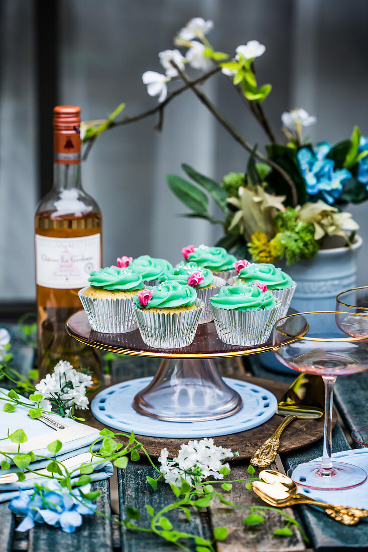 Muffins with pistachio icing rose petals