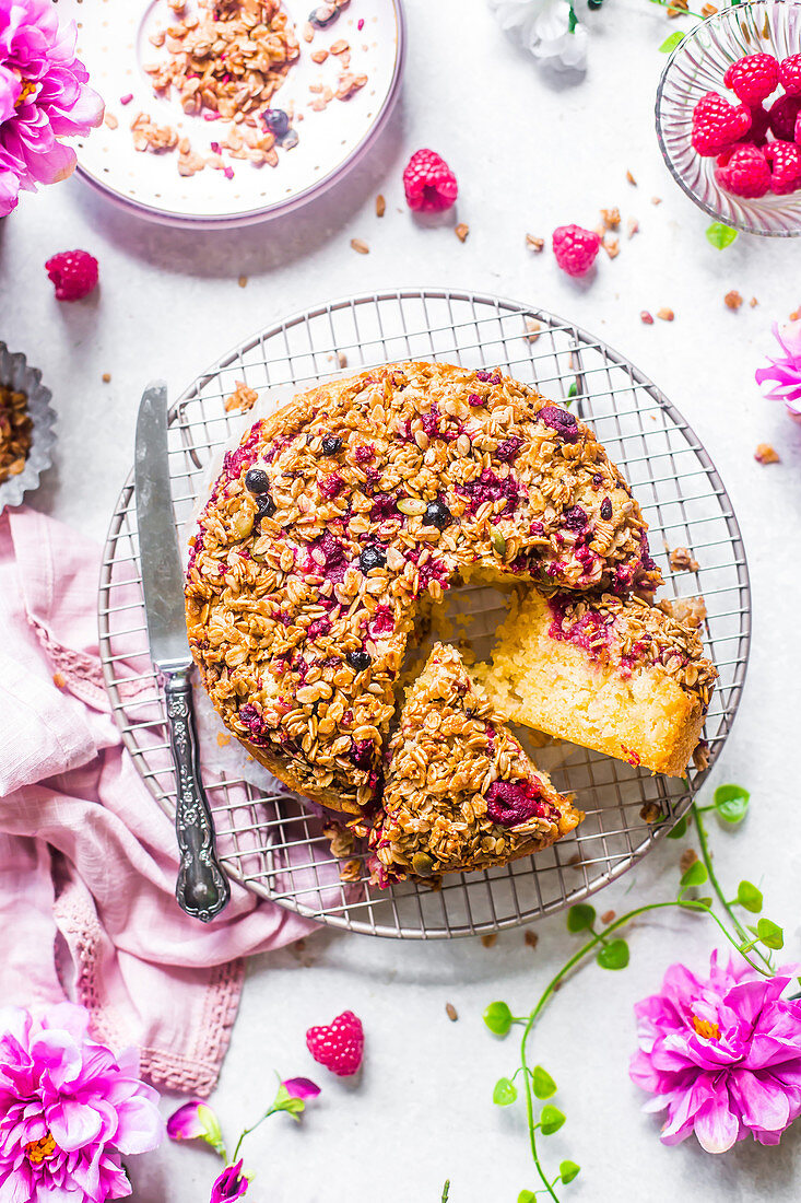 Sommerlicher Apfel-Beeren-Kuchen mit Granola